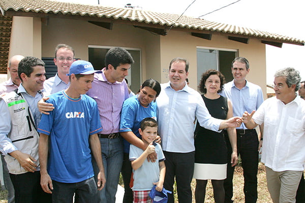 Na entrega das casas, famílias agradeceram ao governador, prefeito, parlamentares e ao ministro Helder Barbalho. (Foto: Odair Leal/ A GAZETA)