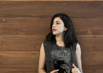 Atitude e personalidade. Essas são duas características fundamentais para se montar um lookrocker! A escolha pelas cores escuras são as prediletas das meninas que aderem ao estilo. A calça jeans lavada de cintura alta e o maxi colete trazem um perfume de anos 80 à proposta.