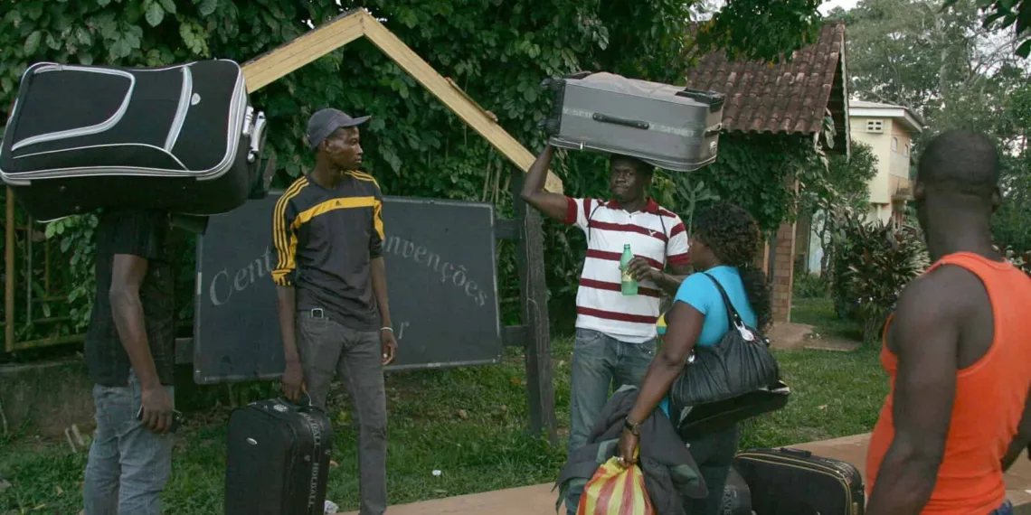 Rio Branco, Acre, 22.05.2015 - Centenas de imigrantes haitianos estão no abrigo em Rio Branco no Acre, em uma chácara nas proximidades da cidade, onde a capacidade para 200 pessoas, mas atualmente cerca de 500 imigrantes estão no local. Diariamente chegam aproximadamente 90 pessoas no local superlotando mais ainda. O Ministério da Justiça fez no início dessa semana, (18), uma solicitação ao governo do Acre para que as viagens fossem suspensas com destino para a capital paulista. A suspensão das viagens dos haitianos para São Paulo foi um pedido da Prefeitura, que, em nota, disse que tem o dever de acolher os imigrantes, mas que não estava preparada para receber tanta gente de surpresa. Os haitianos vêm para capital paulista em busca de oportunidades, mas muitas vezes acabam sem emprego e sem dinheiro.