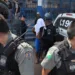 Homem espanca mulher e faz família refém por horas