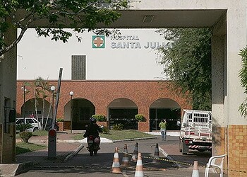 Mulher barrada por causa de vestido entra na Justiça contra hospital