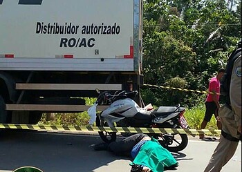 Mototaxista morre ao colidir com traseira de caminhão