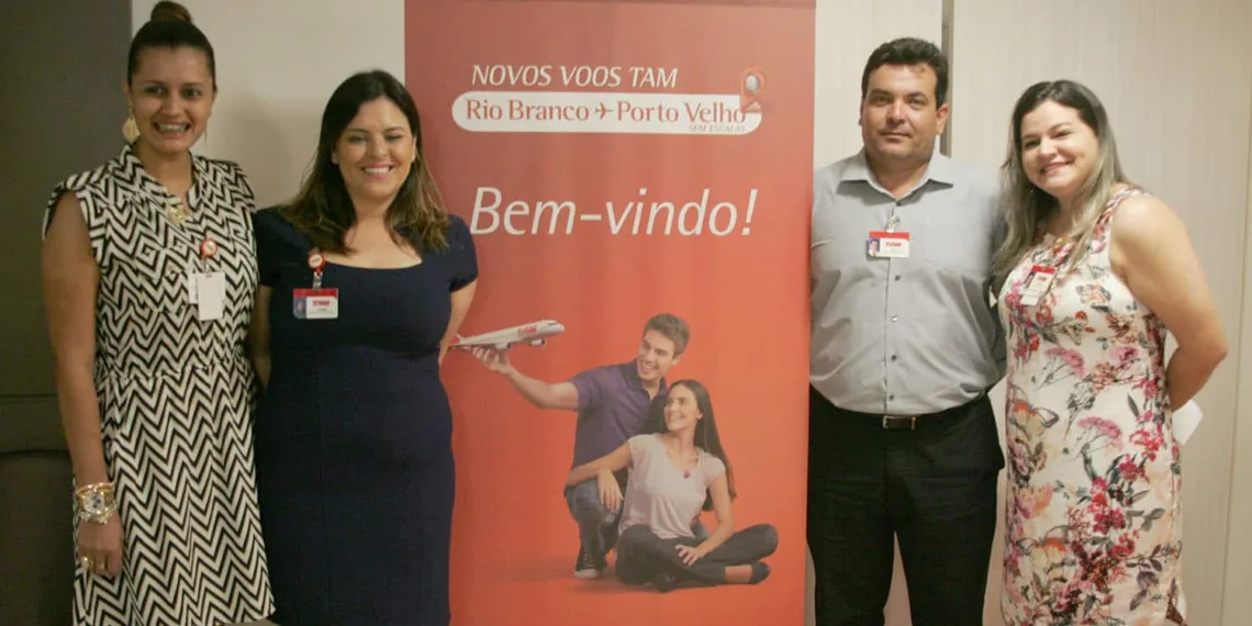 Representantes da TAM falam sobre o voo. (Foto: Odair Leal/ A GAZETA)