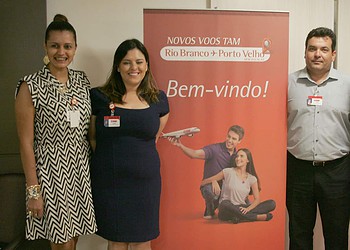 Representantes da TAM falam sobre o voo. (Foto: Odair Leal/ A GAZETA)