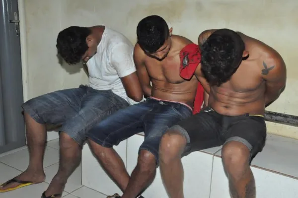 Trio é preso com duas armas de fogo, celulares e dinheiro