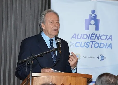 Ministro e a desembargadora-presidente do TJAC, Cezarinete Angelim, vão proceder com o lançamento do Projeto Audiência de Custódia. (Foto: Cedida)