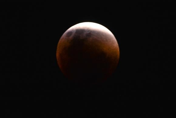 Superlua e eclipse total ocorrem ao mesmo tempo. Fenômeno conhecido como 'Lua de sangue' é observado na Praça dos Três Poderes, em Brasília (Foto/Agência Brasil)
