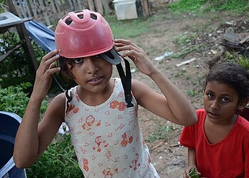 “Hoje eu não tenho nada para dar a eles”, diz mãe sobre o Dia das Crianças 20 Letícia e Jéssica Rodrigues Leite improvisam nas brincadeiras no quintal de casa. (FOTOS: ODAIR LEAL/AGAZETA)