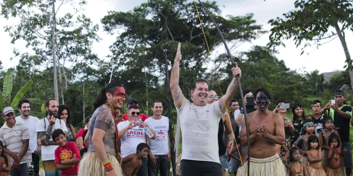 Governador recebeu boas-vindas na aldeia, num ritual de proteção e purificação. (Foto: Gleilson Miranda)