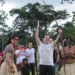 Governador recebeu boas-vindas na aldeia, num ritual de proteção e purificação. (Foto: Gleilson Miranda)