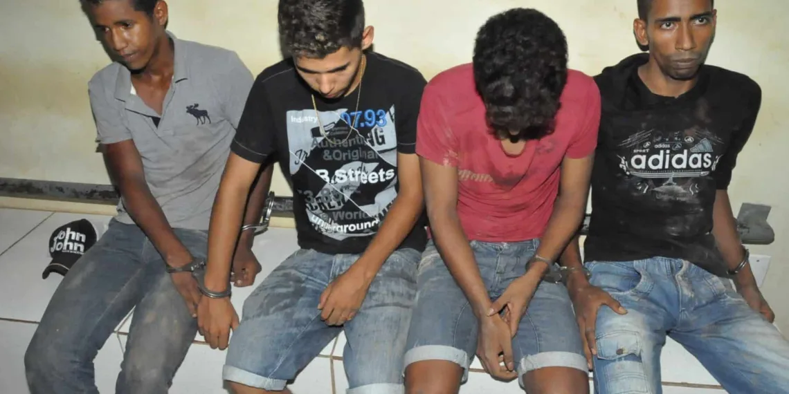Polícia prende quatro homens com duas armas
