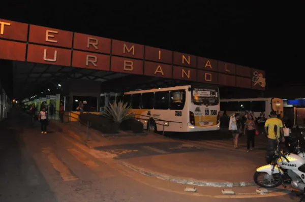 Na segunda noite de ataques ônibus circularam em Rio Branco com escolta policial