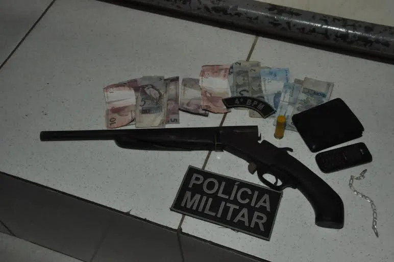 Dupla é flagrada com escopeta e dinheiro