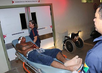 Filho do casal esfaqueou o pai após vê-lo agredir a mãe durante a noite de sexta