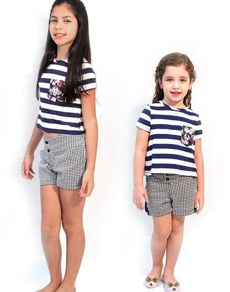 Look versátil, para meninas maiores e menores! Hillary e Amanda vestem blusinhas listradas de malha e shorts de alfaiataria Tyrol, com sapatilhas Melissa. Lindas!