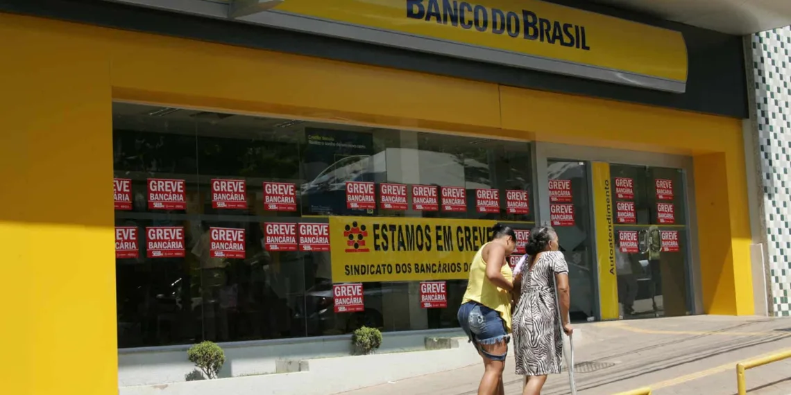 RIO BRANCO, ACRE - 06.10.2015 - Greve dos bancários fecha agências no Acre. Em Rio Branco agências bancárias cobertas de cartazes que estão em greve por tempo indeterminado. Foto: Odair Leal/Folhapress