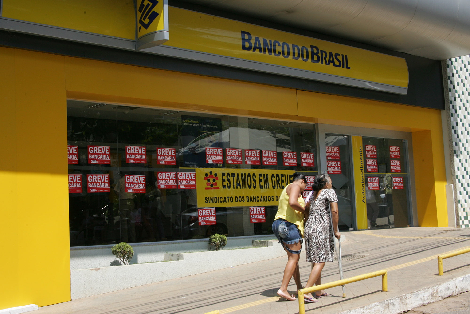 RIO BRANCO, ACRE - 06.10.2015 - Greve dos bancários fecha agências no Acre. Em Rio Branco agências bancárias cobertas de cartazes que estão em greve por tempo indeterminado. Foto: Odair Leal/Folhapress