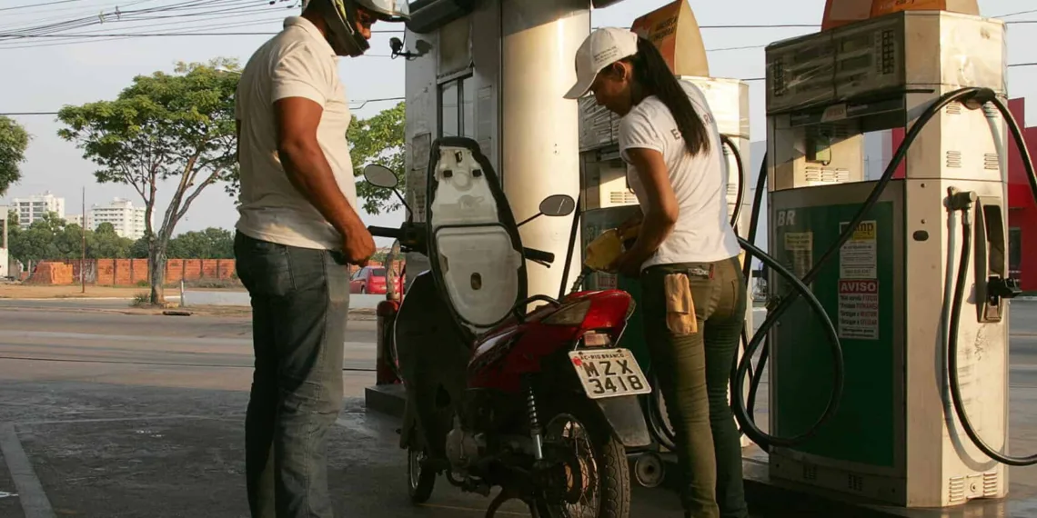 Preço da gasolina sofre novo reajuste e em alguns postos ultrapassa os R$ 4