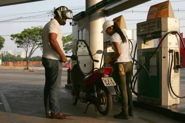 Preço da gasolina sofre novo reajuste e em alguns postos ultrapassa os R$ 4