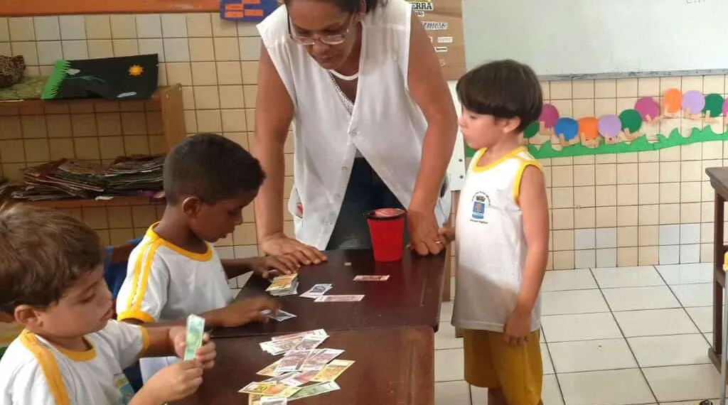 Professora Edilene de Souza leciona há 18 anos e fala sobre o dia a dia na escola. (Foto: Bruna Melo/ A GAZETA)