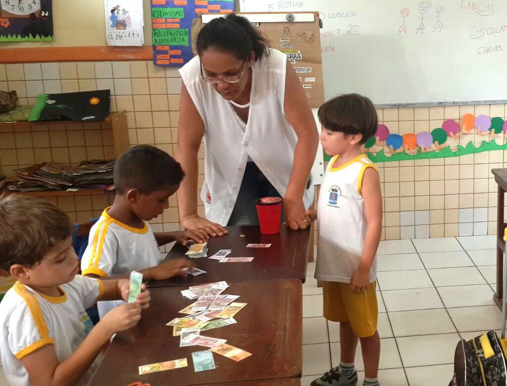Professora Edilene de Souza leciona há 18 anos e fala sobre o dia a dia na escola. (Foto: Bruna Melo/ A GAZETA)
