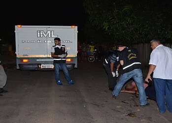 Jovem de 23 anos é executado com cinco tiros no meio da rua 9 Jovem de 23 anos é executado com cinco tiros no meio da rua
