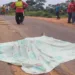 Motorista de carro desvia de buraco em estrada e colide com motociclista que morre no local