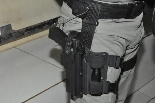 Policial militar fardado sofre atentado a caminho de casa