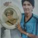 Filho com a foto do pai. (Foto: Reprodução)