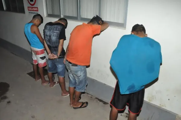 Polícia prende três homens e apreende adolescente com drogas e escopeta