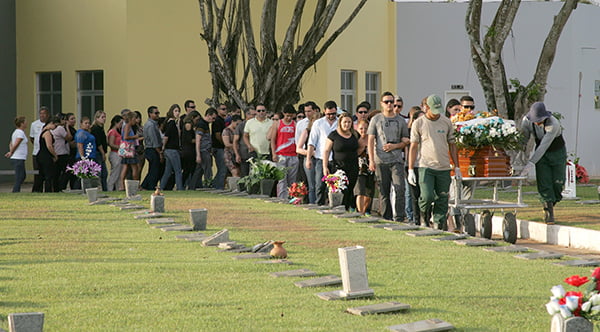 Enterro do empresário Helano Moniz aconteceu no Cemitério Morada da Paz, por volta das 16h30, e foi marcado por muita comoção. (Foto: Odair Leal/ A GAZETA)