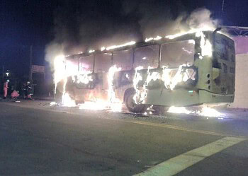 Ônibus que faz a linha Apolônio Sales foi incendiado na madrugada desta terça-feira (6) (Foto: Arquivo pessoal)