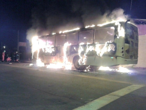 Ônibus que faz a linha Apolônio Sales foi incendiado na madrugada desta terça-feira (6) (Foto: Arquivo pessoal)
