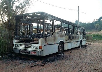 Ônibus incendiado em Epitaciolândia (Foto: Almir Andrade/Arquivo pessoal )