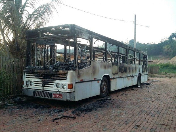 Ônibus incendiado em Epitaciolândia (Foto: Almir Andrade/Arquivo pessoal )