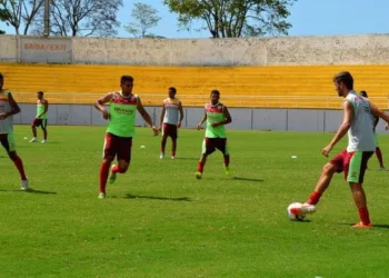 Elenco estrelado fez treino tático ontem, no Florestão, antes de partir para o RS. (Foto: Nathacha Albuquerque)