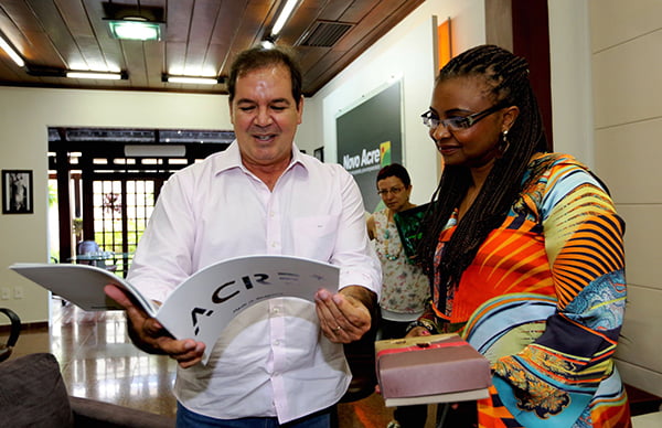 Ministra assinou convênio e conheceu as iniciativas locais. (Foto: Secom Acre)