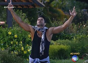 Marcelo não escondeu a extrema felicidade e surpresa de eliminar Mara. (Foto: Reprodução TV Record)