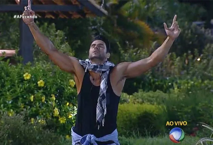 Marcelo não escondeu a extrema felicidade e surpresa de eliminar Mara. (Foto: Reprodução TV Record)