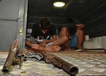 Bandidos invadem casa, trocam tiros com a polícia e fazem mulher de refém