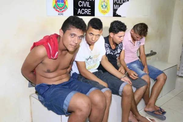 Polícia prende quatro homens por tráfico de drogas