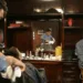 Barbearia Dom Bigode traz também um bar com 22 opções de cervejas importadas. (Foto: Odair Leal/ A GAZETA)