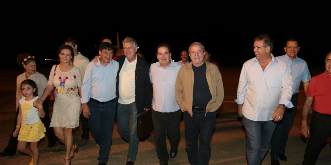 Lula foi recebido pelo governador Tião Viana e autoridades. (Foto: Gleilson Miranda)