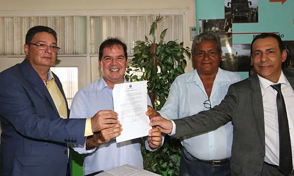 Categoria comemorou a lei que regulariza os serviços de transportes intermunicipais. Foto: Ascom Acre)