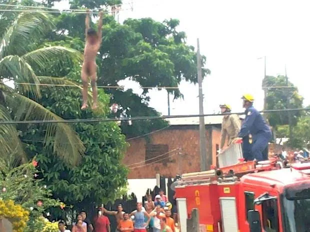 Jovem precisou ser retirado pelo Corpo de Bombeiros