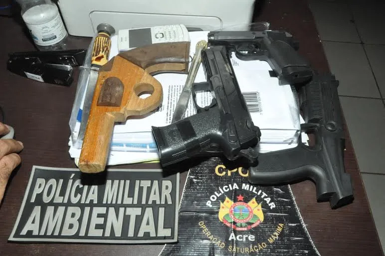 Homem é preso com moto furtada e armas de brinquedo