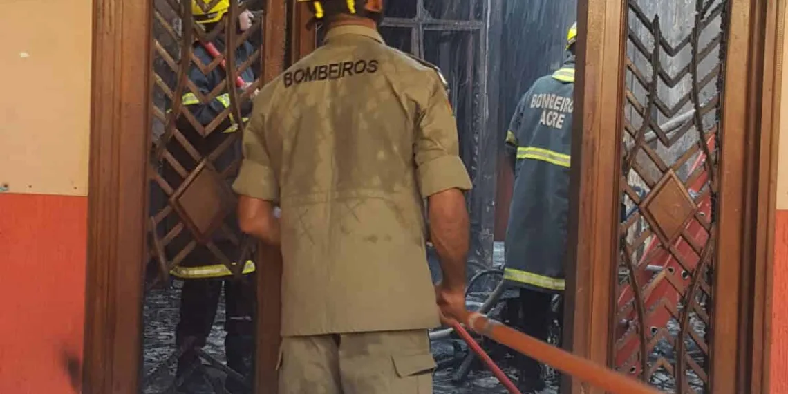 Até o momento, o Corpo de Bombeiros ainda não sabe o que teria causado o incêndio