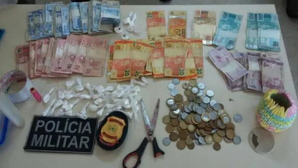 Jovem é preso com maconha, cocaína e dinheiro
