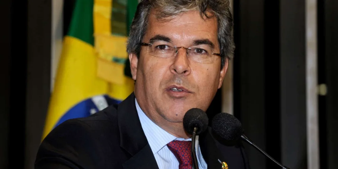 Senador defende parcerias da comunidade científica com a sociedade