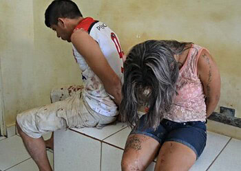 Casal mata homem a facadas em via pública e é linchado por populares